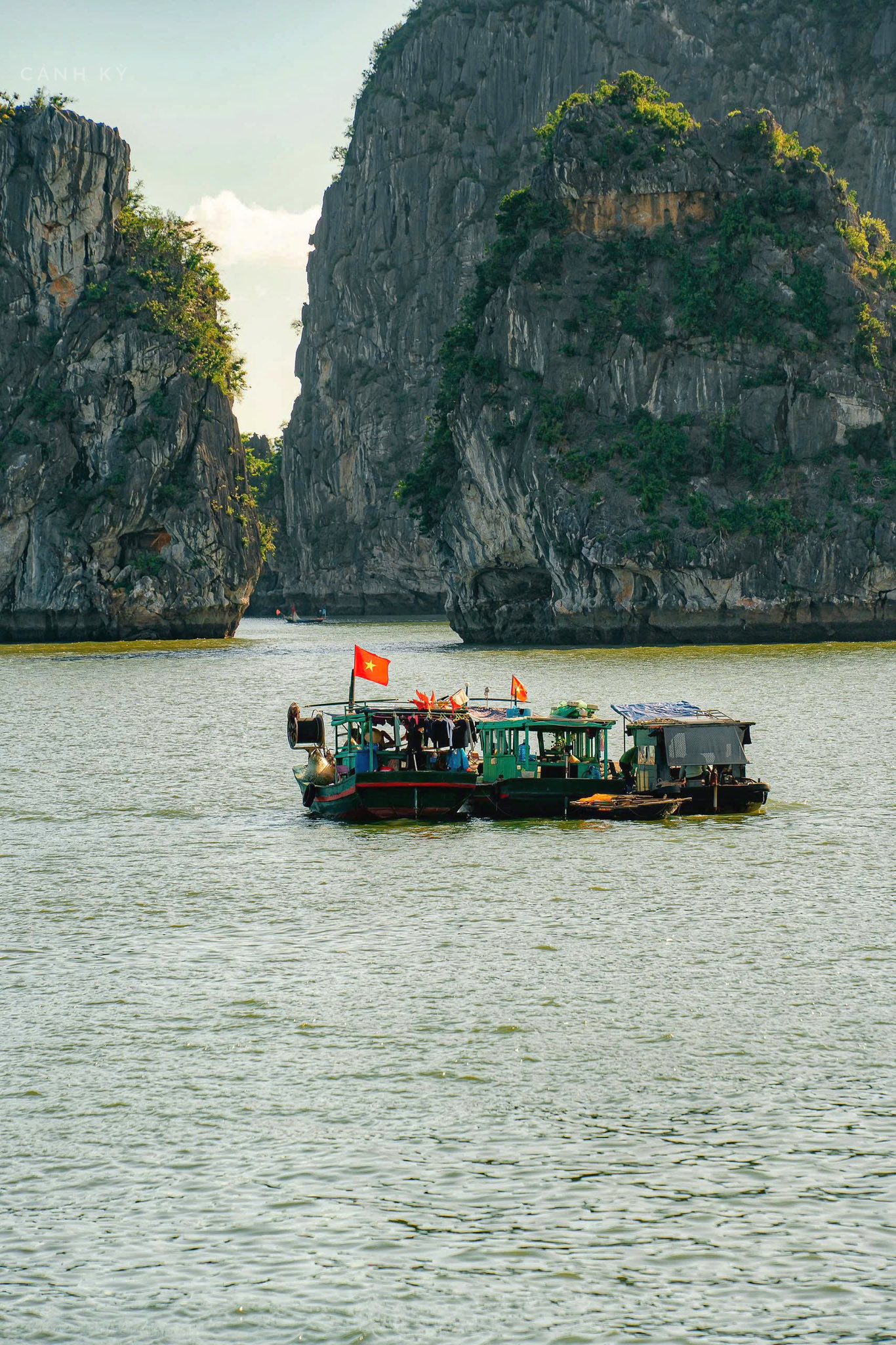 ha-long-vao-thu-–-bien-lang-troi-trong-tung-khoanh-khac-nhu-nhuom-mau-binh-yen