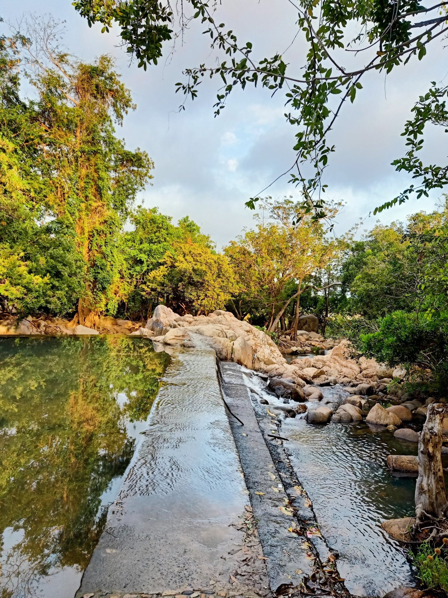 https://cdn.smarttravel.vn/data_files/posts_files/image/202510/15/469411500-1159488832437790-6146813106275379223-n-15102025142130.jpg