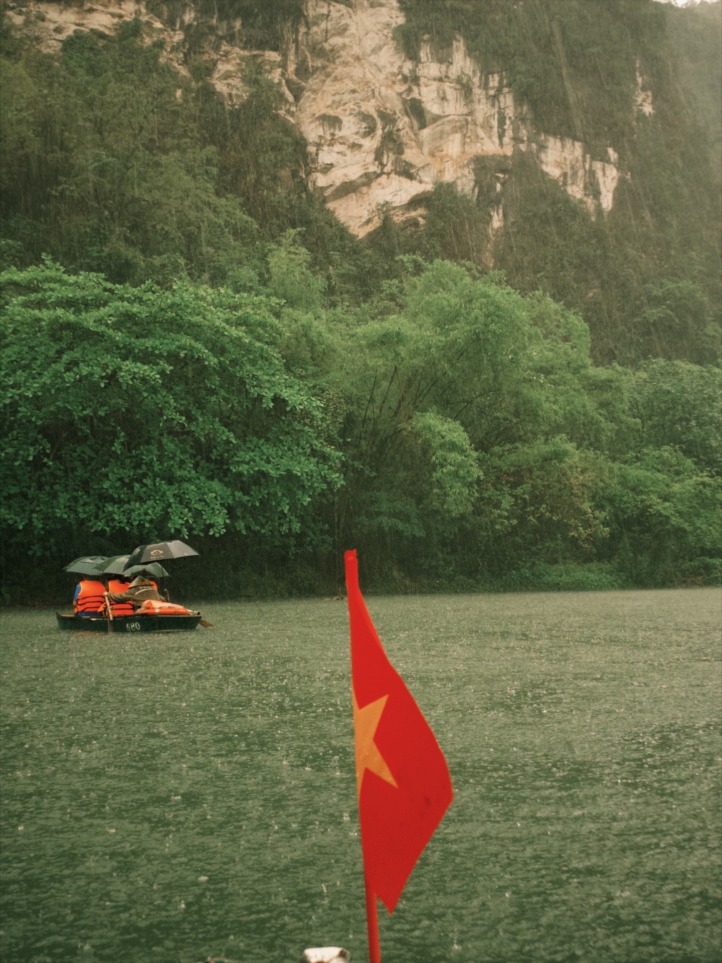 https://cdn.smarttravel.vn/data_files/posts_files/image/202510/15/snaptik-7507150415423622407-4-15102025141937.jpeg