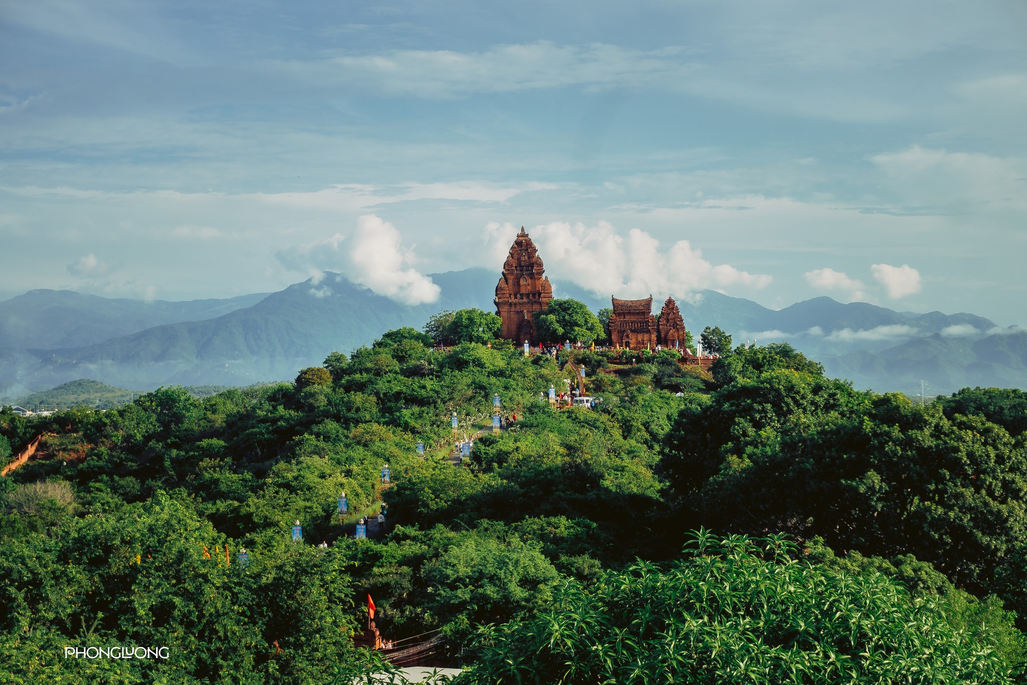 https://cdn.smarttravel.vn/data_files/posts_files/image/202510/18/557728274-24811231815174985-2090681972279646134-n-18102025091442.jpg