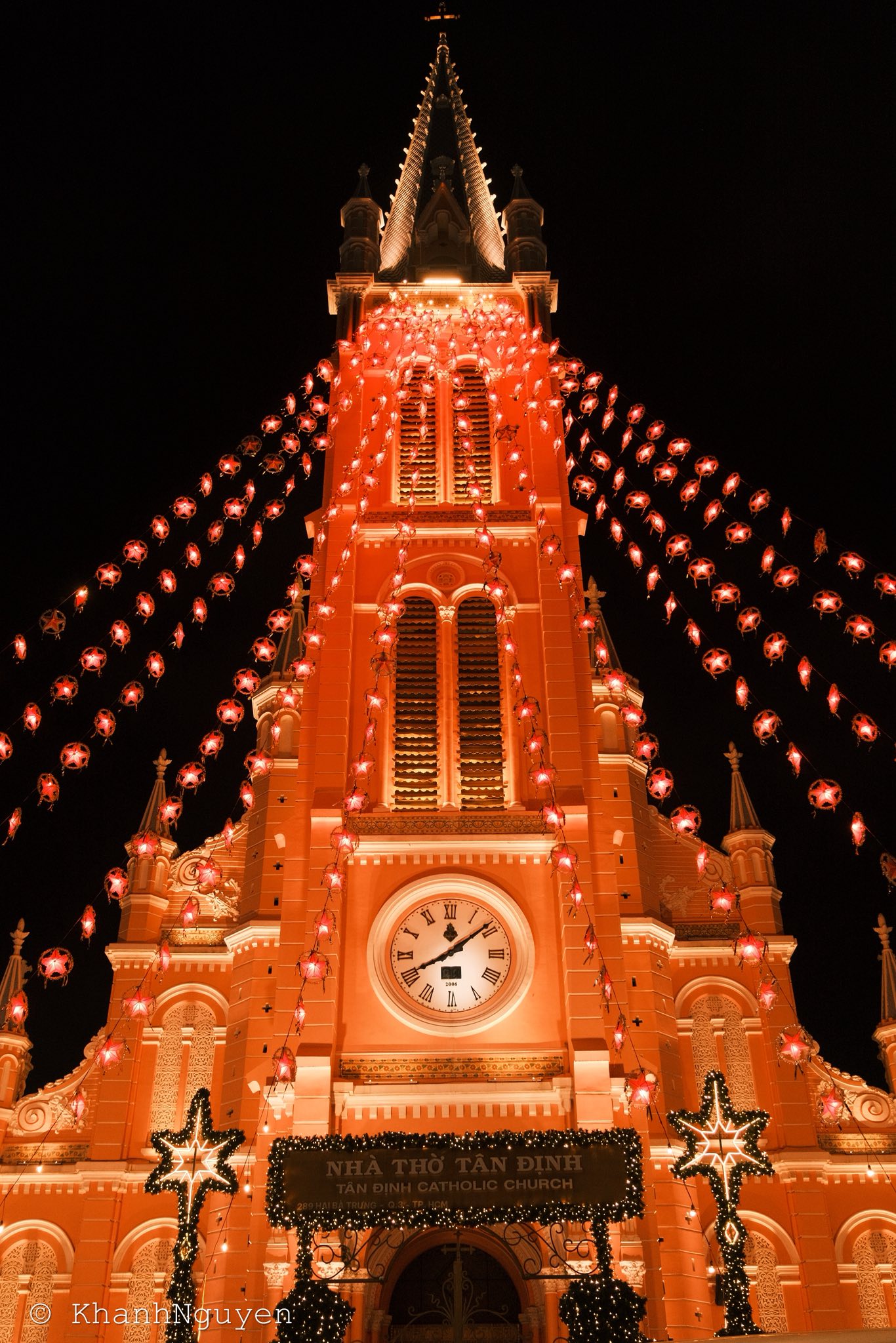 nha-tho-tan-dinh-va-nha-tho-duc-ba-da-len-den-don-giang-sinh-som