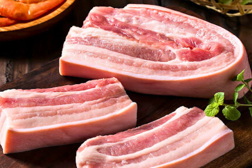 Lựa chọn những miếng thịt chất lượng. Ảnh: Sưu tầm