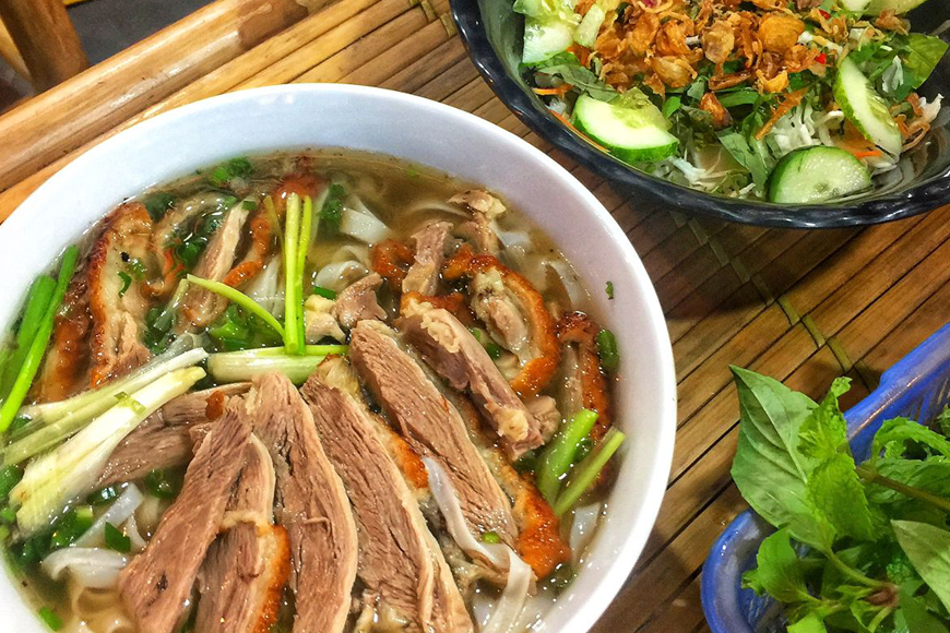 Thưởng thức phở vịt quay hấp dẫn. Ảnh: Sưu tầm