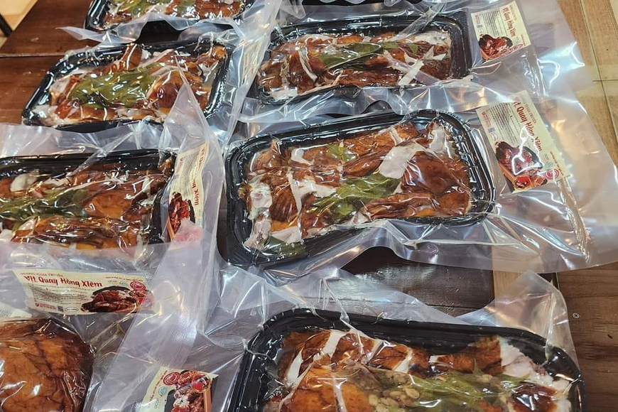 Vịt quay sau khi sơ chế, chế biến sẽ được đóng túi hút chân không để bảo quản lâu hơn. Ảnh: Sưu tầm