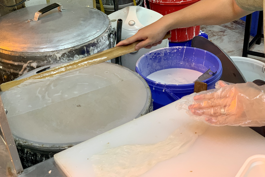 Công đoạn tráng bánh đầu tiên. Ảnh: Sưu  tầm