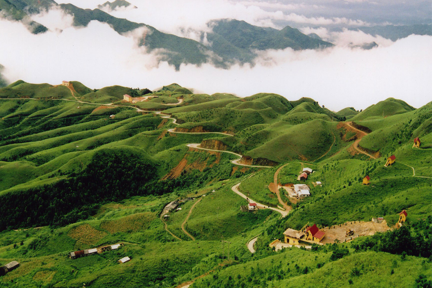 Hành trình chinh phục đỉnh núi cao nhất xứ Lạng. Ảnh: Sưu tầm