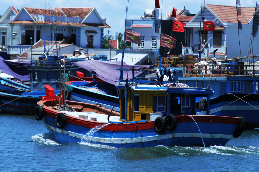 Di chuyển tới đảo từ cảng Sa Kỳ. Ảnh: Sưu tầm