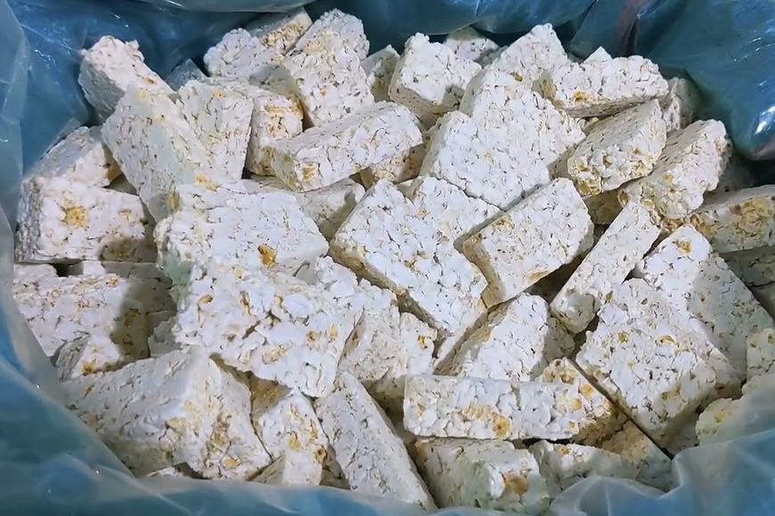 Thưởng thức bánh nổ. Ảnh: Sưu tầm