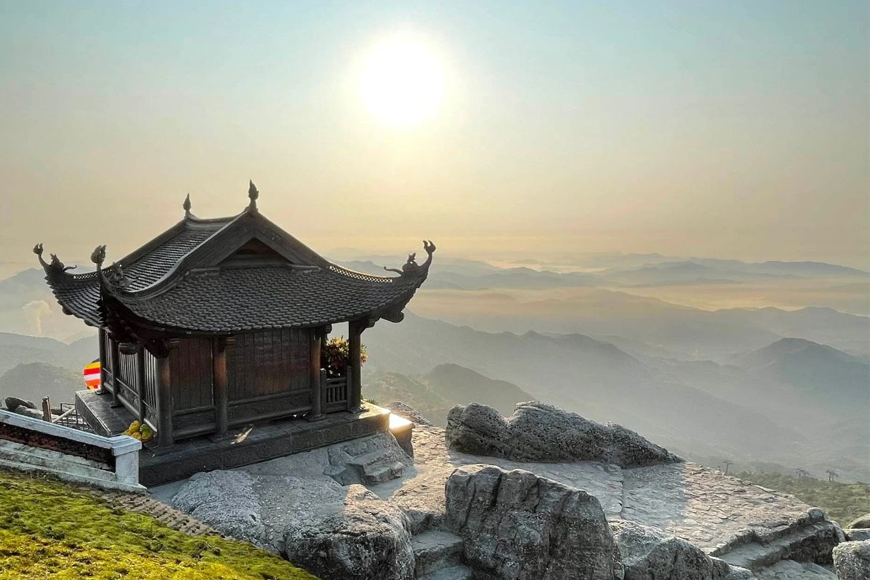 Chinh phục chùa Đồng trên ngọn núi Yên tử. Ảnh: Sưu tầm