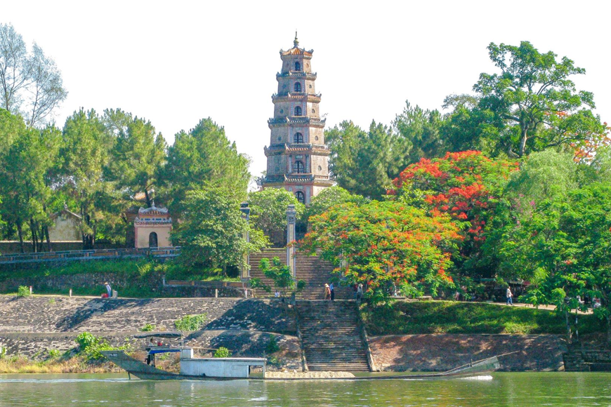 Không gian chùa yên bình bên bờ sông Hương mùa Vu Lan. Ảnh: Sưu tầm