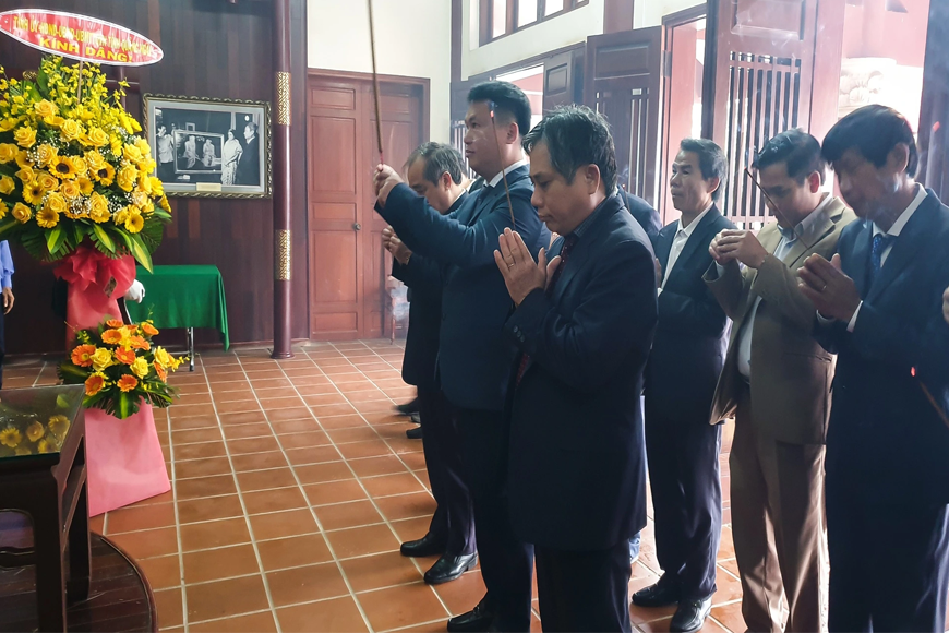 Hoạt động dâng hương tới cố thủ tướng Phạm Văn Đồng. Ảnh: Sưu tầm