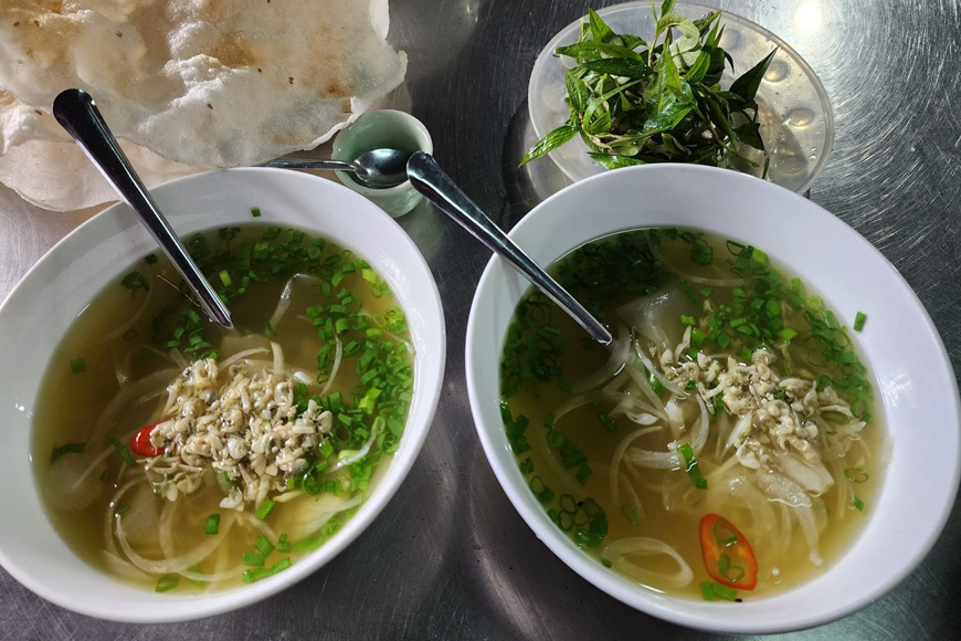 Thưởng thức món don Quảng Ngãi. Ảnh: Sưu tầm