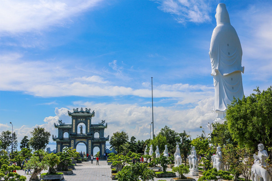 Về chùa Linh Ứng dịp lễ Vu Lan. Ảnh: Sưu tầm