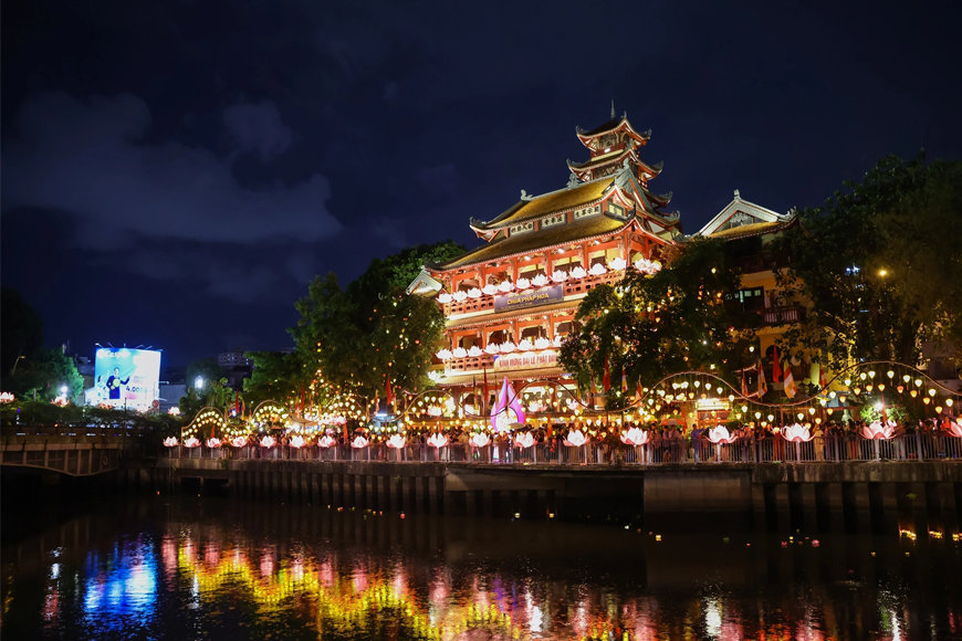 Đông đảo du khách tham dự lễ Vu Lan tại chùa Pháp Hoa. Ảnh: Sưu tầm