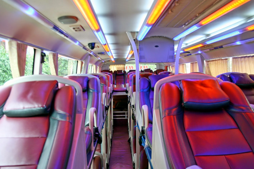 Di chuyển bằng xe khách tới Hà Nam. Ảnh: Sưu tầm