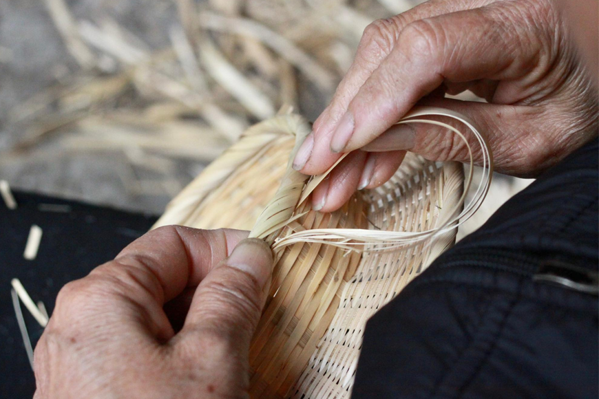 Học làm những sản phẩm đơn giản. Ảnh: Sưu tầm