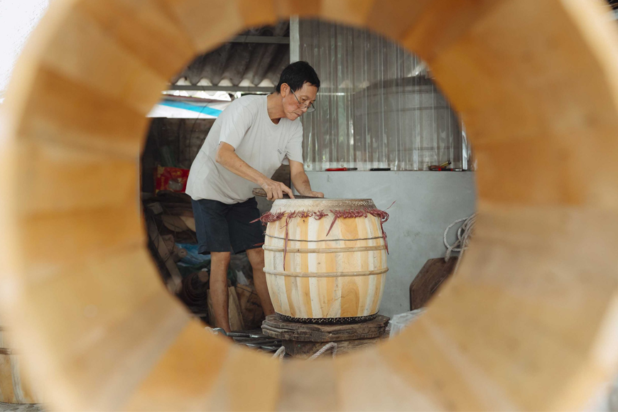 Chiêm ngưỡng từng công đoạn tạo ra chiếc trống Đọi Tam. Ảnh: Sưu tầm