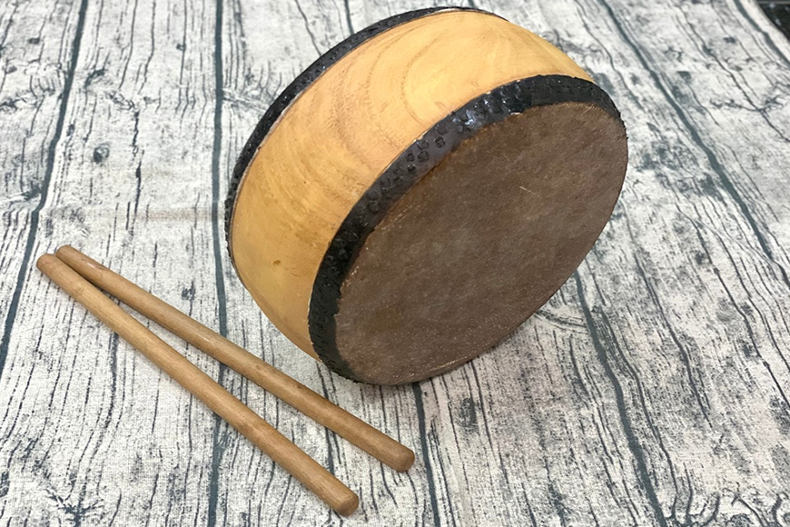 Thử sức cùng những chiếc trống nhỏ. Ảnh: Sưu tầm