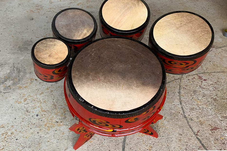 Lựa chọn những chiếc trống xinh đẹp. Ảnh: Sưu tầm