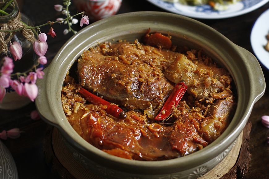 Thưởng thức cá kho Vũ Đại nổi tiếng. Ảnh: Sưu tầm