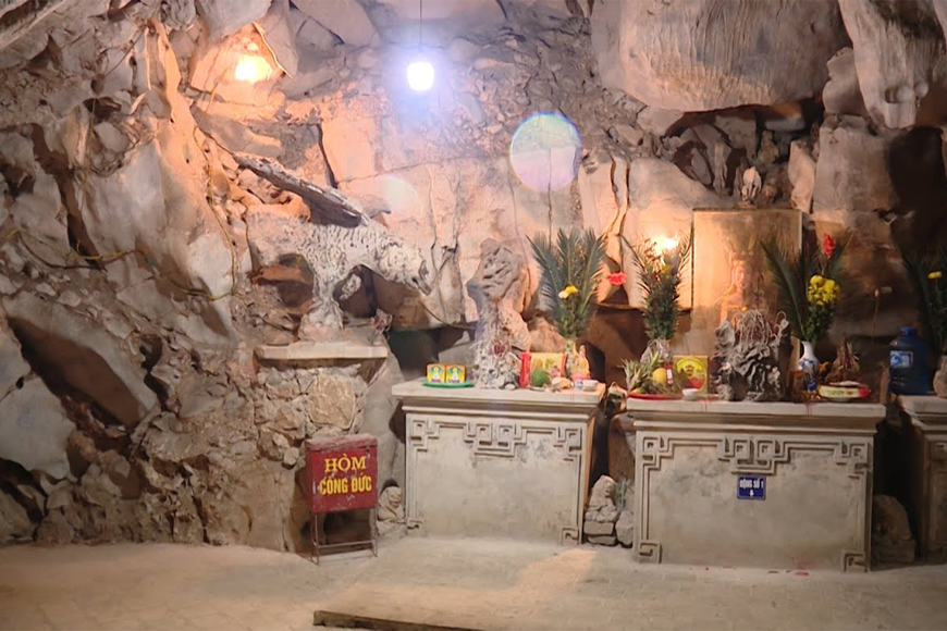 Lắng nghe những câu chuyện tâm linh lịch sử. Ảnh: Sưu tầm