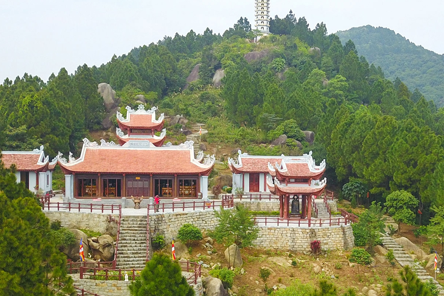 Những bậc thang đá dẫn tới chùa. Ảnh: Sưu tầm