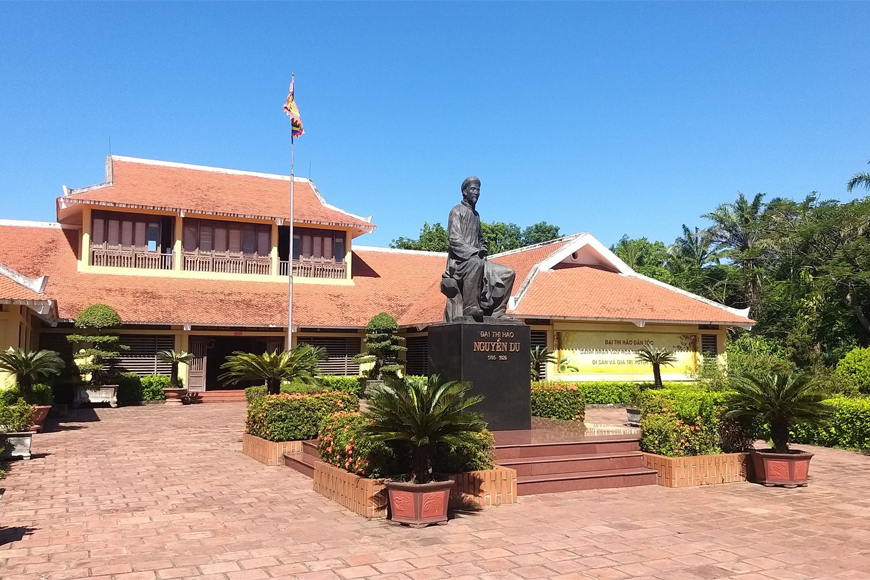 Ghé thăm nhà thờ đại thi hào Nguyễn Du. Ảnh: Sưu tầm