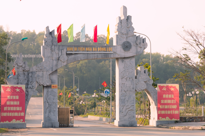 Lắng nghe những câu chuyện lịch sử. Ảnh: Sưu tầm