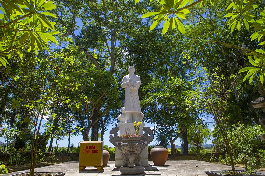 Dâng hương tới vị danh y Lê Hữu Trác. Ảnh: Sưu tầm