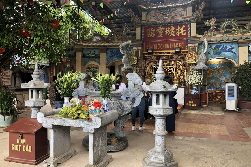 Du khách dâng hương tại đền. Ảnh: Sưu tầm