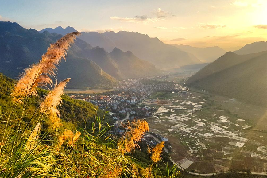 Ngắm nhìn thung lũng tuyệt đẹp từ cột cờ Mai Châu. Ảnh: Sưu tầm