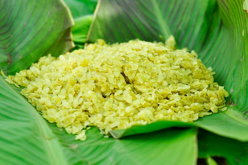 Thưởng thức cốm Tú Lệ dẻo thơm. Ảnh: Sưu tầm