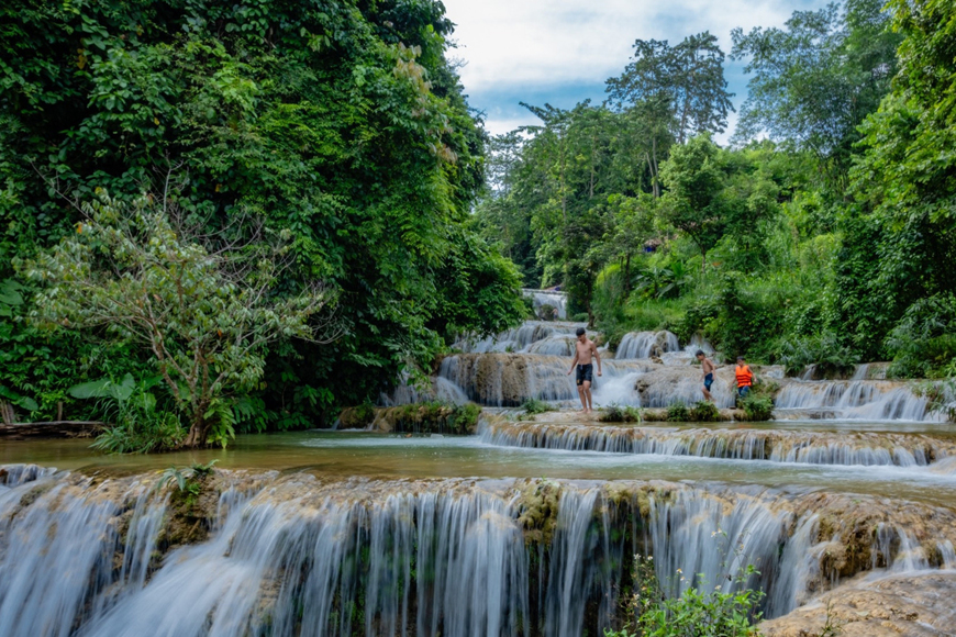 Vui chơi tại Thác Mu. Ảnh: Sưu tầm