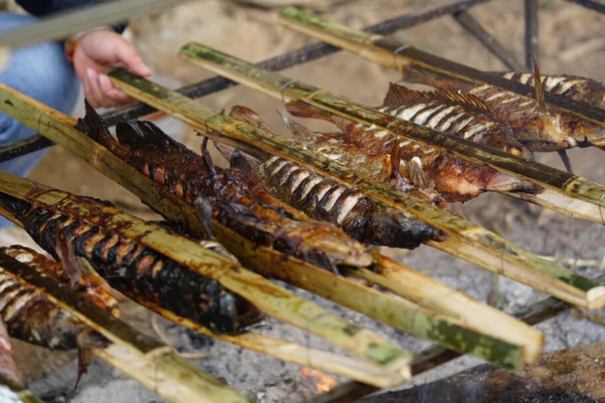 Cá suối kẹp tre nướng thơm ngon. Ảnh: Sưu tầm