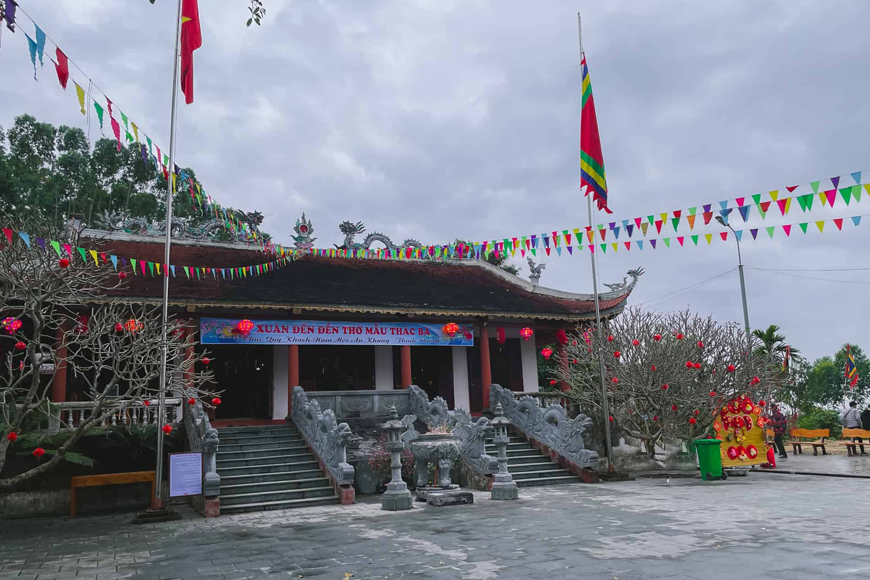 Tham gia lễ hội đền Mẫu Thác Bà. Ảnh: Sưu tầm