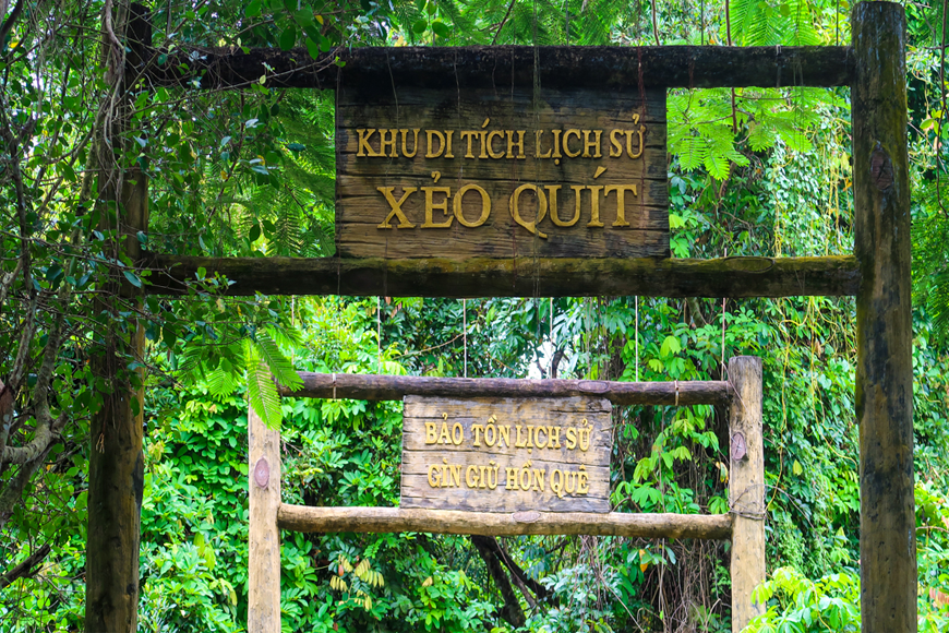 Tham quan khu di tích. Ảnh: Sưu tầm