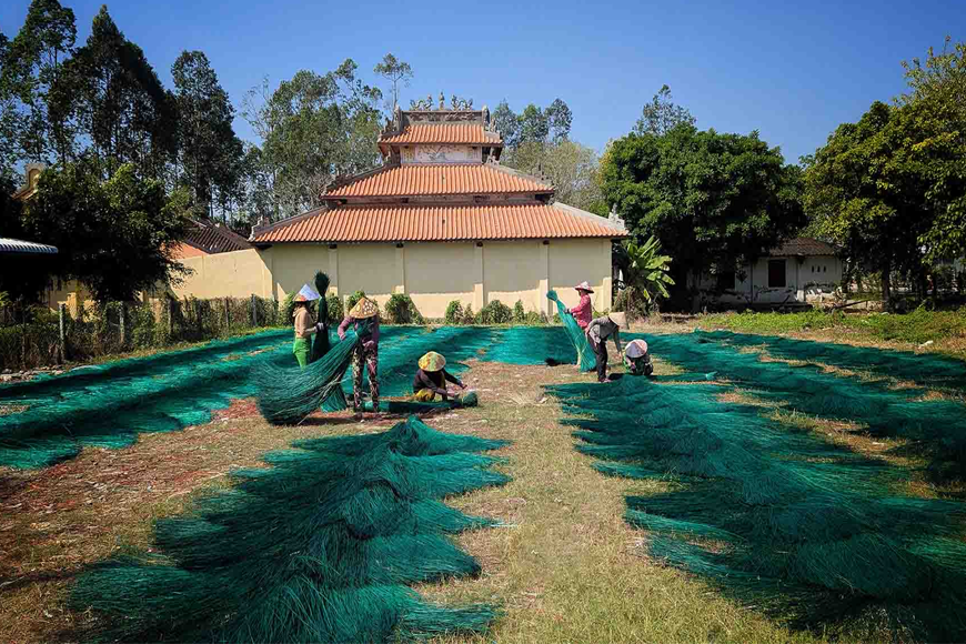 Tham quan không gian làm nghề tại làng chiếu Định Yên. Ảnh: Sưu tầm