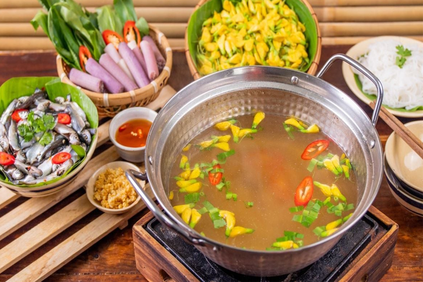 Thưởng thức lẩu cá linh bông điên điển hấp dẫn. Ảnh: Sưu tầm