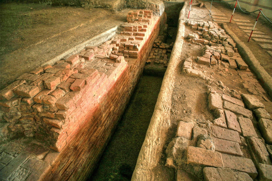 Khám phá những dấu tích lịch sử. Ảnh: Sưu tầm