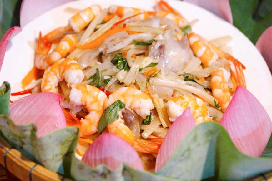 Thưởng thức gỏi ngó sen tôm thịt. Ảnh: Sưu tầm
