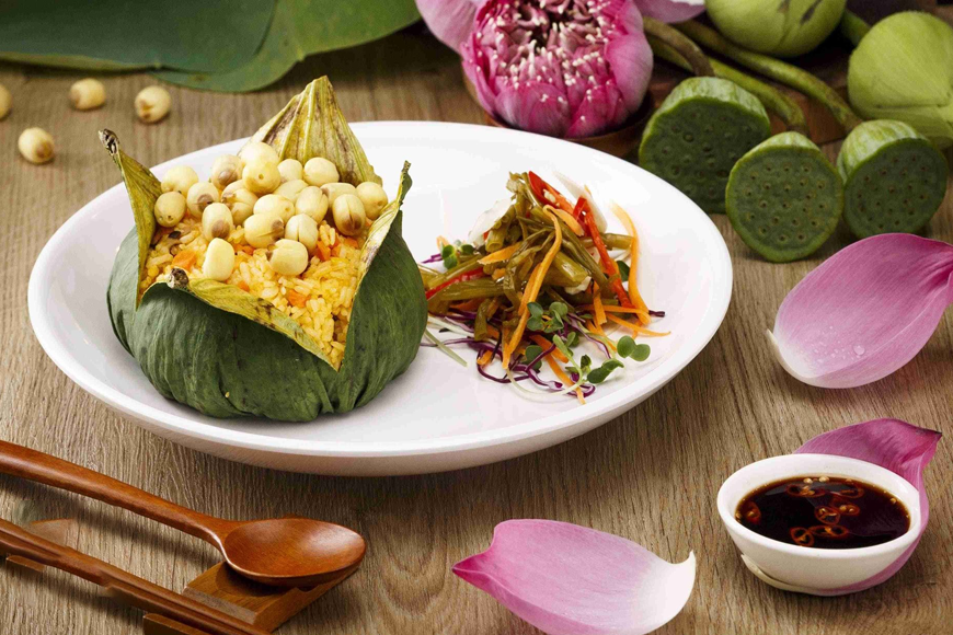 Cơm gói lá sen hấp dẫn. Ảnh: Sưu tầm
