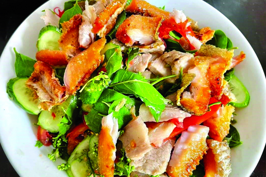 Thưởng thức gỏi sầu đâu lạ miệng. Ảnh: Sưu tầm