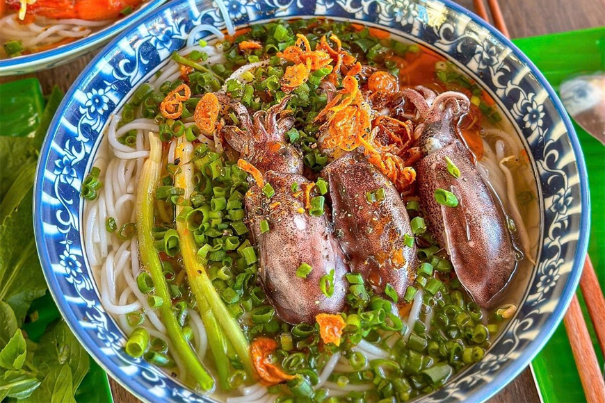 Thưởng thức bún mực Phú Yên. Ảnh: Sưu tầm