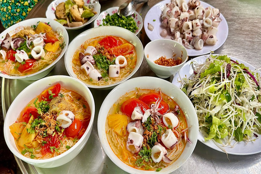 Chế biến bún mực xứ Nẫu. Ảnh: Sưu tầm