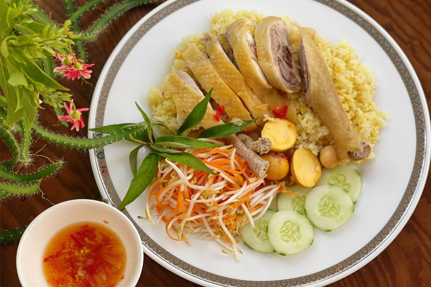 Thưởng thức món cơm gà Đắk Lắk hấp dẫn. Ảnh: Sưu tầm