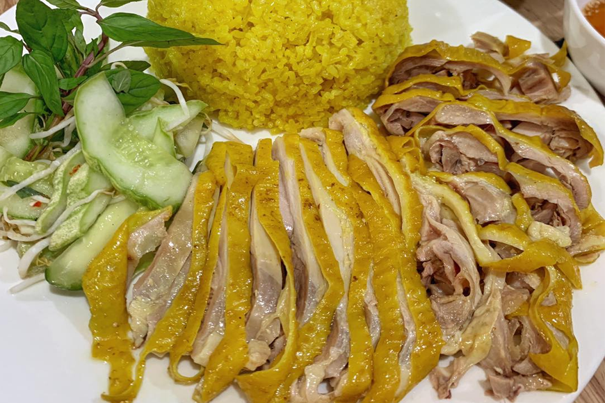 Lựa chọn gà ngon và gạo chất lượng để chế biến món cơm gà hấp dẫn. Ảnh: Sưu tầm