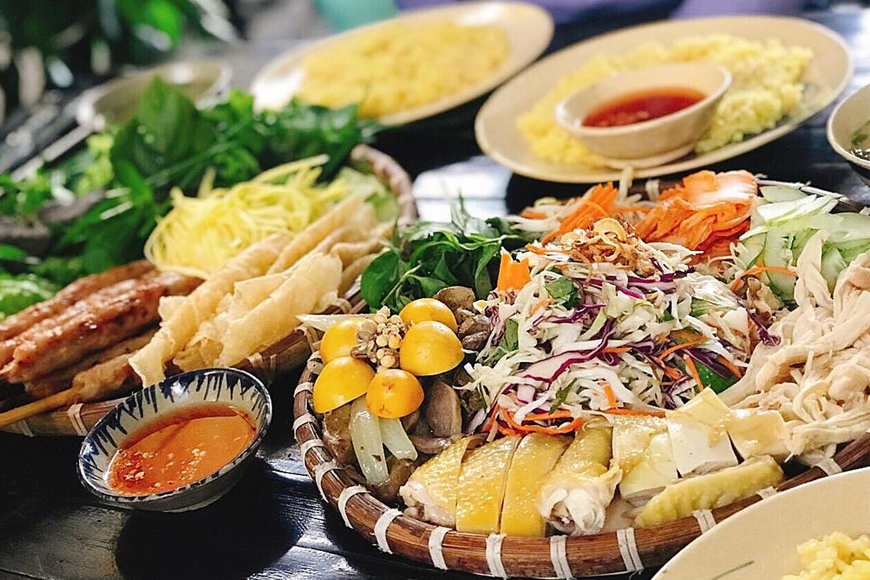 Các công đoạn chế biến cơm gà chuẩn vị xứ  Nẫu. Ảnh: Sưu tầm