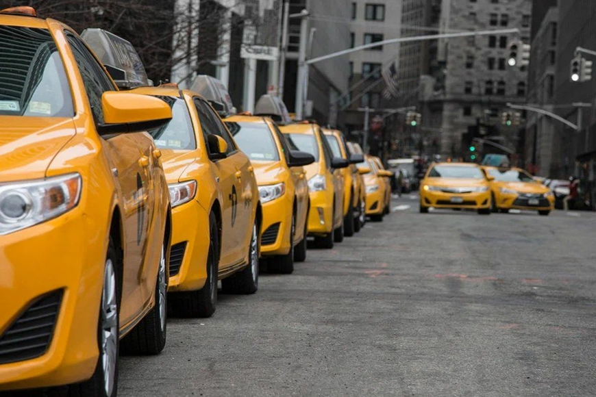 Sử dụng taxi để di chuyển tới khu vực bãi biển. Ảnh: Sưu tầm