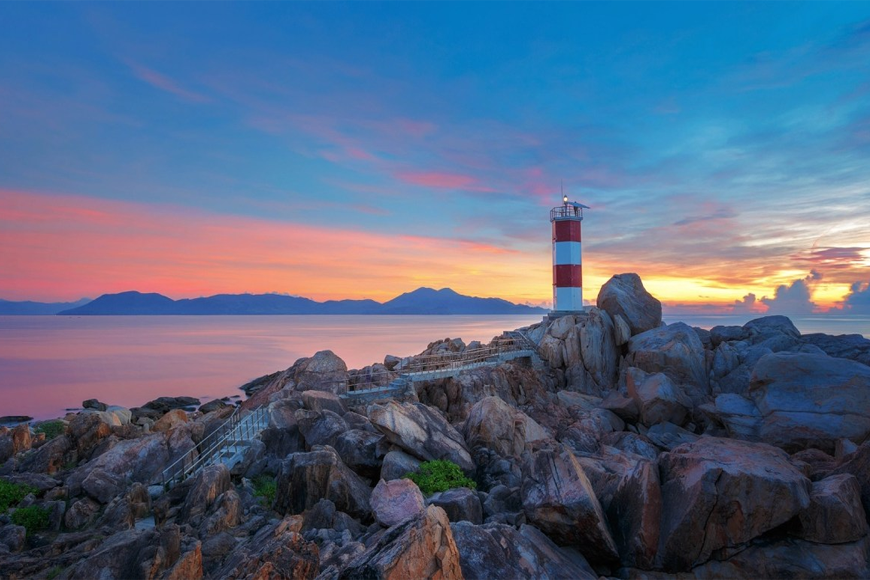 Tham quan ngọn đèn biển phía Bắc Đắk Lắk. Ảnh: Sưu tầm