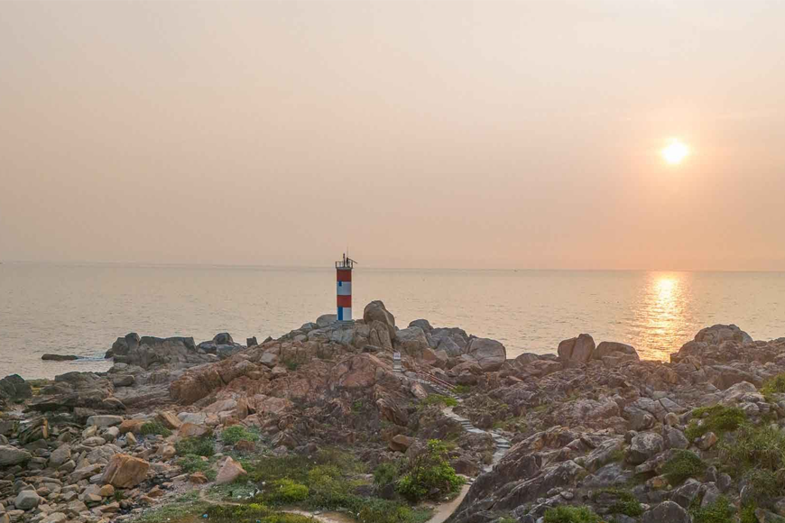 Đón hoàng hôn tại hải đăng Gành Đèn. Ảnh: Sưu tầm